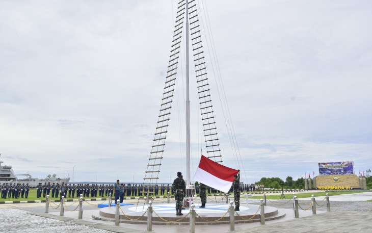Koarmada III Kibarkan Bendera Setengah Tiang, Peringati Hari Bakti Hiu Kencana Dengan Penuh Khidmat