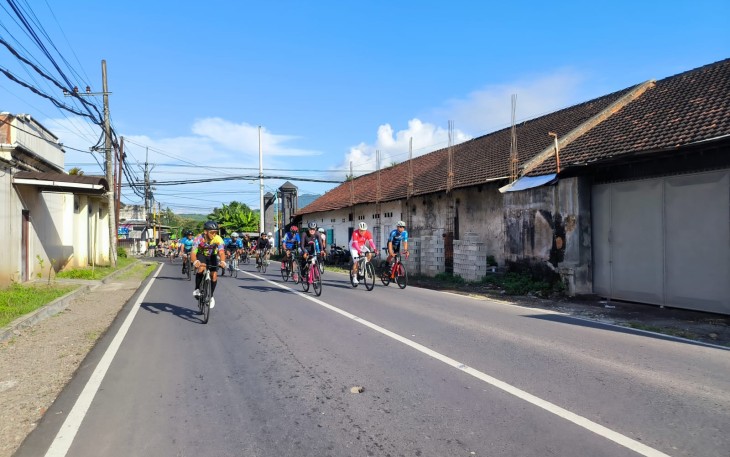 Ratusan Pesepeda Meriahkan Gowes Bareng dan Halal Bi Halal Sahabat Dokter Agung di Banyuwangi