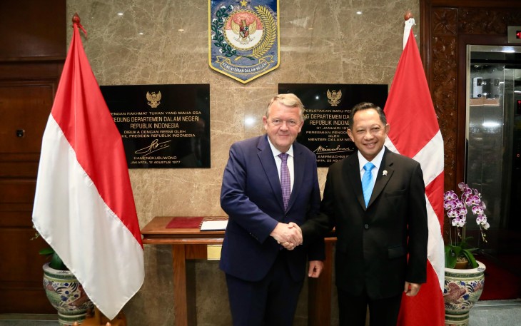 Menteri Dalam Negeri (Mendagri) Muhammad Tito Karnavian menerima kunjungan kehormatan Menteri Luar Negeri (Menlu) Denmark Lars Lokke Rasmussen di Kantor Pusat Kementerian Dalam Negeri (Kemendagri), Jakarta, Senin (21/4/2025)