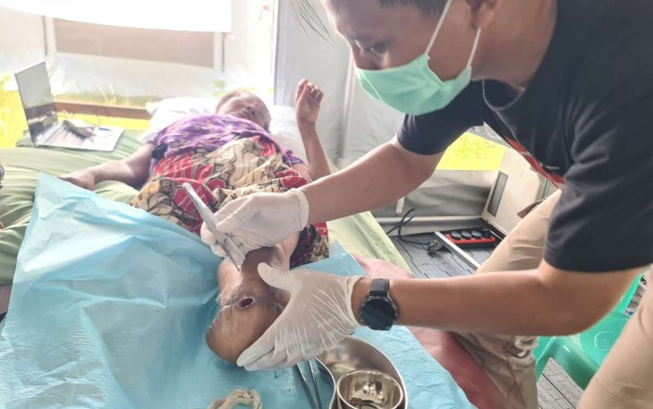 EMT Indonesia saat mengobati warga Myanmar 