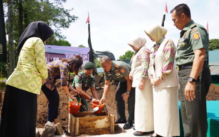 Pangdivif 2 Kostrad Mayjen TNI Susilo meletakkan batu pertama pembangunan sekolah PAUD di Madivif 2 Kostrad, Selasa (22/4)
