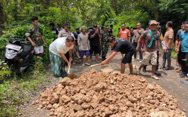 Bupati Blora Arief Rohman bersama warga saat melakukan pengerasan jalan Cabak-Bleboh Kecamatan Jiken yang berada di kawasan hutan