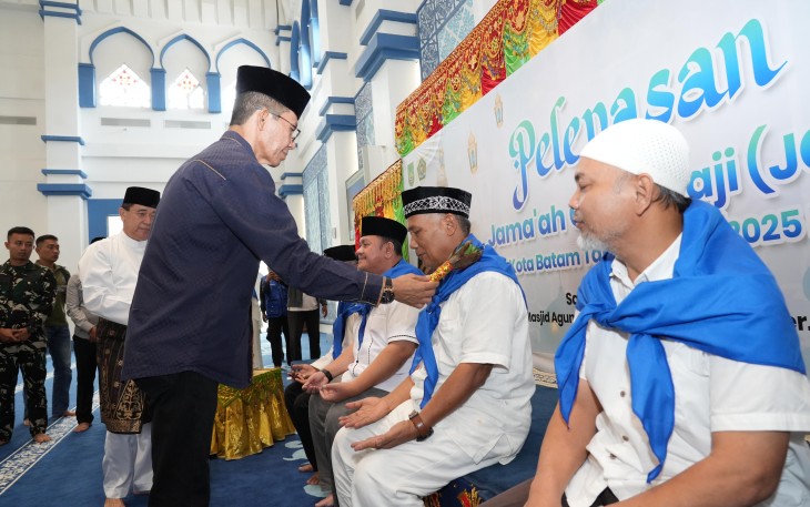 Amsakar Achmad Lepas Jemaah Calon Haji Kota Batam
