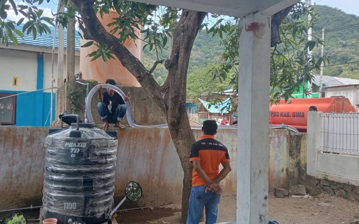 BPBD Kabupaten Bima melakukan droping air bersih bagi warga terdampak kekeringan di Kabupaten Bima, NTB pada Sabtu (26/4). Sumber Foto : BPBD Kabupaten Bima