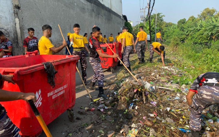 Satkor Koarmada III Bersama Warga Wonosari dan DLH Surabaya Gelar Baksos dan Kerja Bakti di Bantaran Sungai