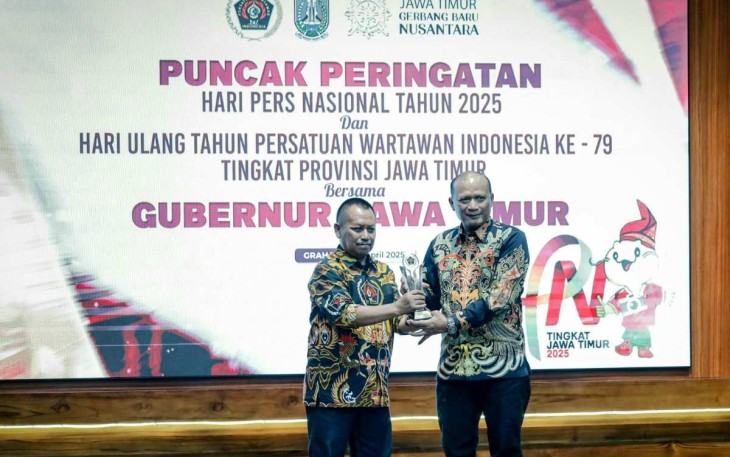 Kapolda Jatim Irjen Pol Nanang Avianto saat menerima penghargaan 