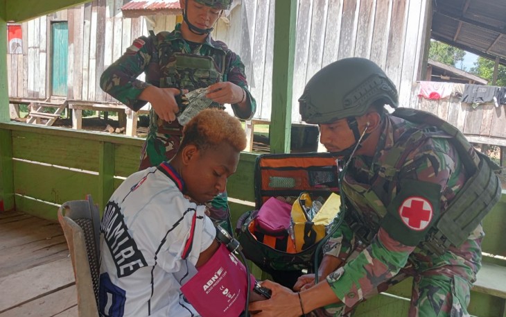 Satgas Yonif 642/Kps Berikan Yankes Keliling Kampung Irahima