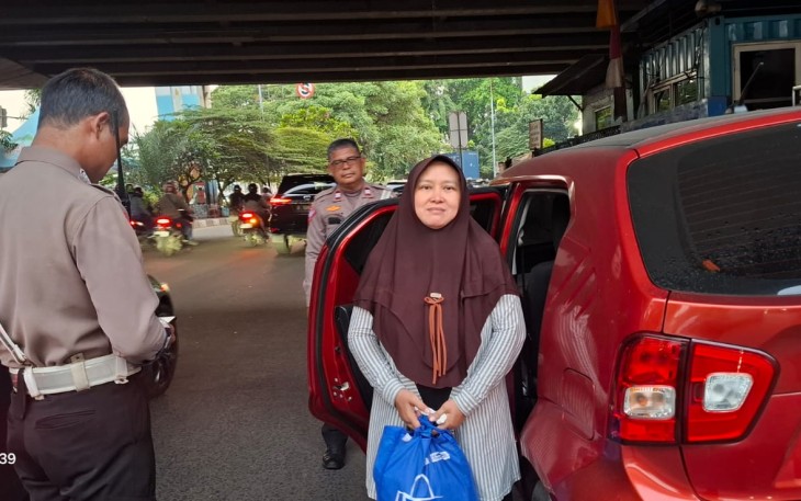 Satlantas Jakbar Belikan Tiket Pulang Usai Kehilangan Dompet