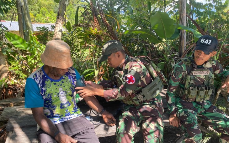 Satgas Yonif 641/Bru Laksanakan Pemeriksaan Kesehatan Warga Secara Rutin di Kampung Apalapsili
