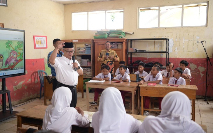  Pendidikan Dasar dan Menengah (Mendikdasmen) Abdul Mu'ti hadir menyapa para murid