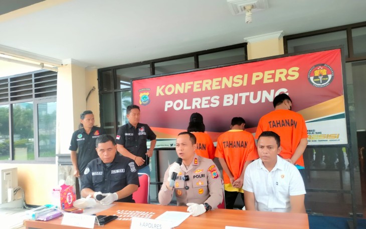 Kapolres Bitung, AKBP Albert Zai SIK.,MH dengan didampingi Kasat Resnarkoba Iptu Trivo Datukramat bersama Kasi Humas Iptu Abdul Natip Anggai saat menggelar konferensi pers pengungkapan 44 paket sabu diwilayah Kota Bitung