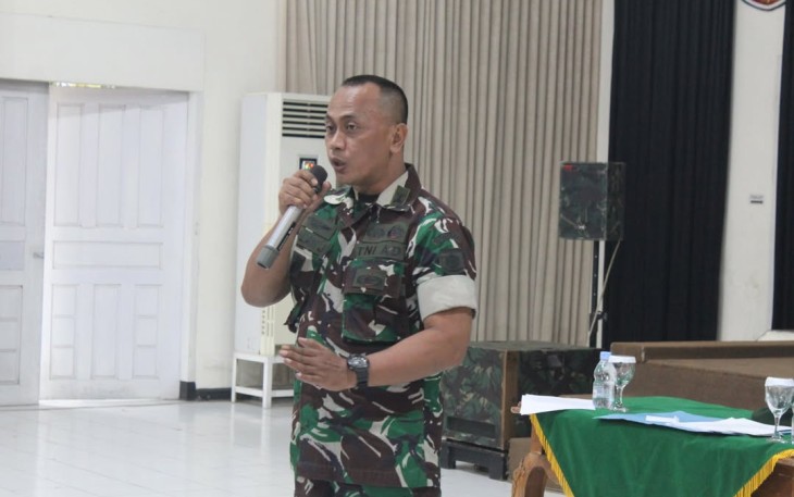 Lettu Arh Lalan Jaelani saat memberikan materi Bintal di Menarmed 2 Kostrad 