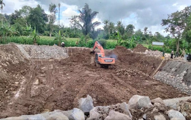 Bangun embung di Desa Barua