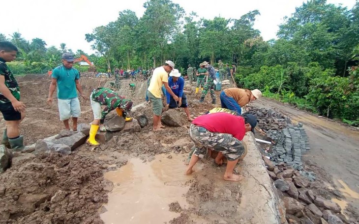 Hujan tak halangi masyarakat bersama satgas TMMD Kodim Bantaeng 