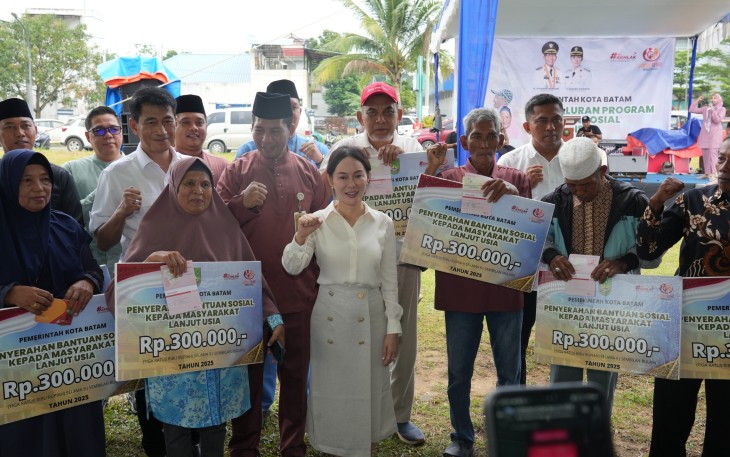 Wakil Kepala Badan Pengusahaan (BP) Batam sekaligus Wakil Walikota Batam, Li Claudia Chandra menyerahkan bantuan tunai kepada lansia, Jumat, (9/5)