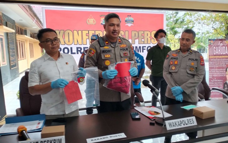 Wakapolres Biak Numfor, Kompol Muchsit Sefian, S.I.K, bersama Kasatreskrim Iptu Dr. Tantu Usman dan Kasi Humas Ipda Joko Susilo dalam konferensi pers terkait pengungkapan kasus pencurian dengan kekerasan