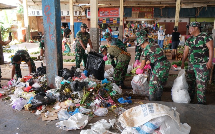Personel Kodim 1708/BN bersama Komunitas Trash Hero Biak serta warga pasar beraksi membersihkan lingkungan Pasar Sentral Faidoma Darfuar, Distrik Samofa, Kabupaten Biak Numfor
