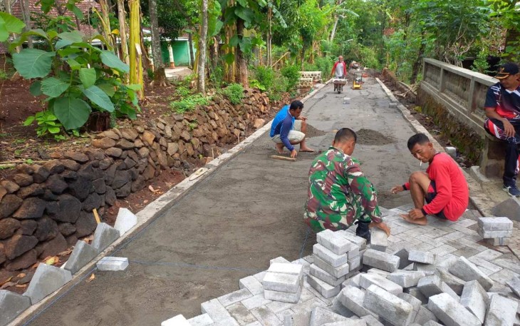Pemasangan paving blok bersama warga binaan 