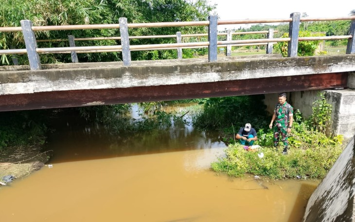 Satgas TMMD Ke-124 Kodim 0408/BS Bangun Kebersamaan Dampingi Warga Memancing