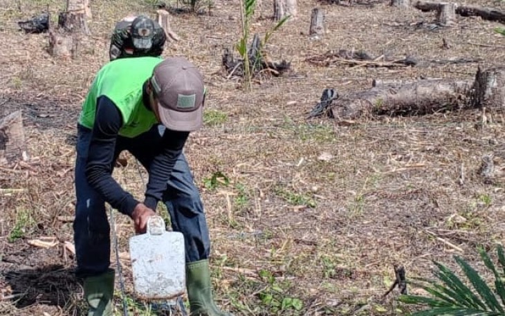 Anggota Satgas TMMD Ke-124 Kodim 0408/BS Bantu Warga Cangkul Kebun Jagung