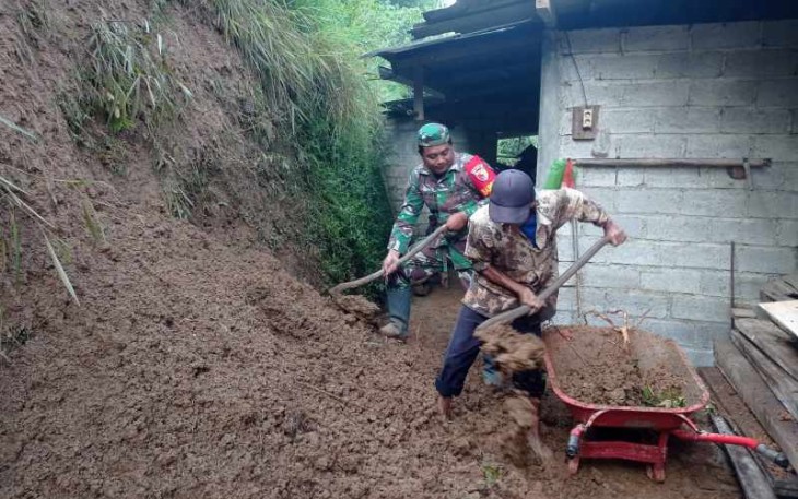 Bantu evakuasi material longsor warga wilayah desa binaan 