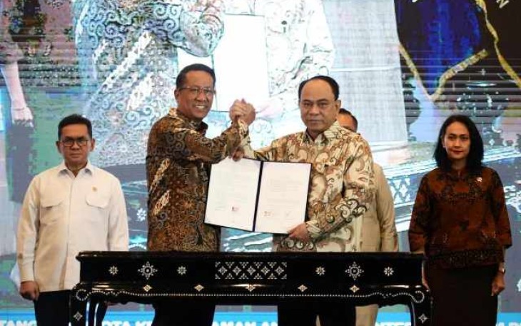Menkop Budi Arie Setiadi bersama Menteri Hukum Supratman Andi