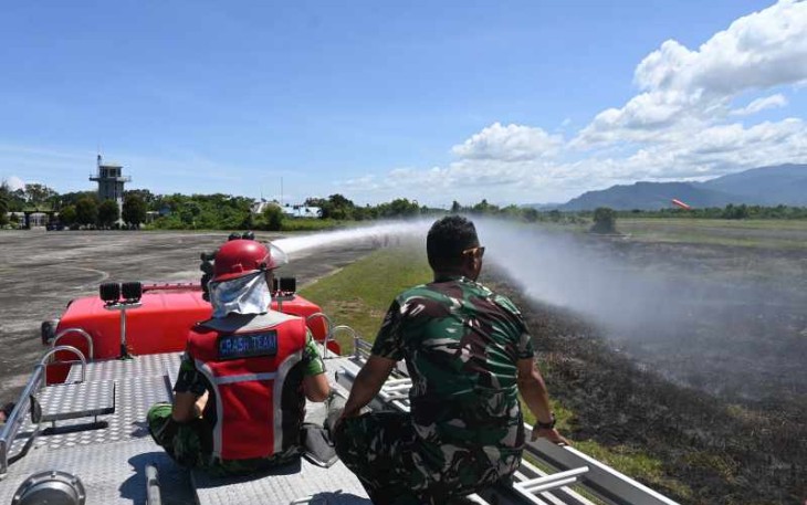Latihan pemadaman kebakaran lahan di lanud Sutan Sjahrir 