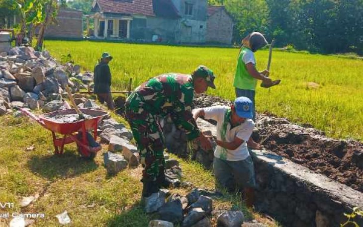 Gotong royong bangun saluran irigasi di wilayah desa binaan 