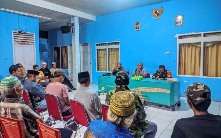 Komsos bersama warga desa Barua