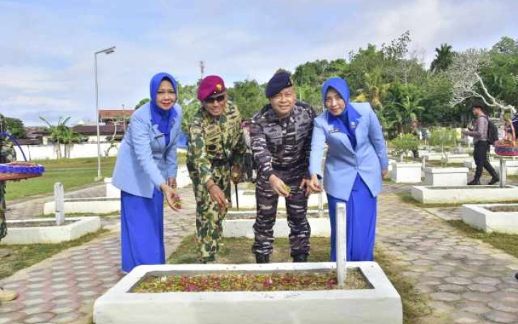 Ziarah rombongan peringati HUT ke 7 Koarmada III 