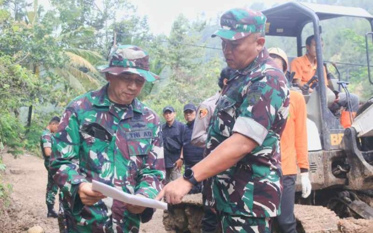 Danrem 081/DSJ Kolonel Arm Untoro Hariyanto saat memberikan instruksi di lapangan 