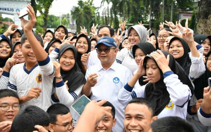 Mendikdasmen Abdul Mu'ti bersama siswa SMPN 2 Purworejo, Kamis (22/5)