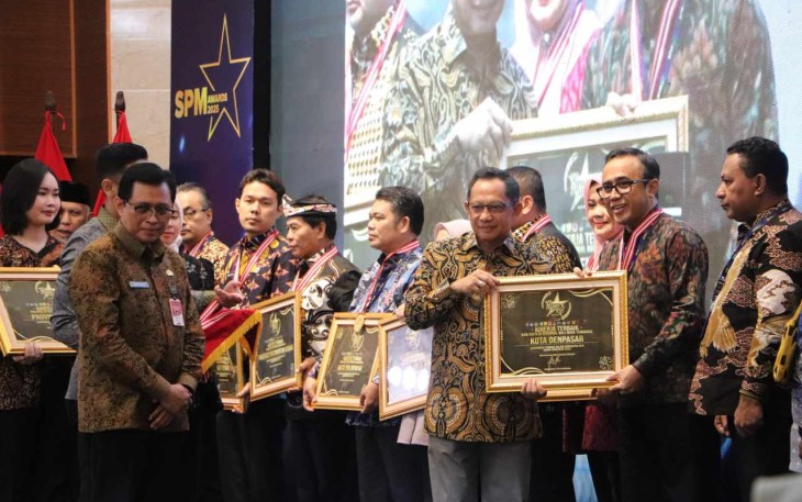 Mendagri Tito Karnavian saat memberikan penghargaan 