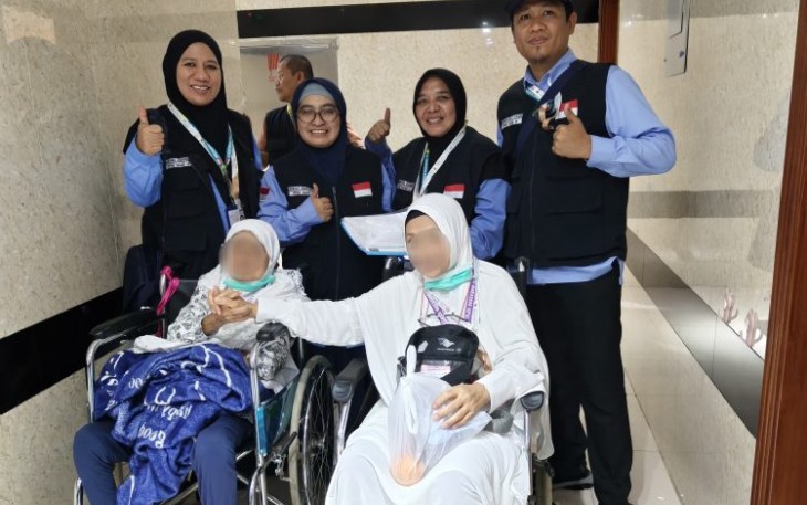 Tim KKHI Madinah saat merawat jemaah haji