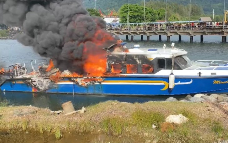 TNI AL Padamkan Kebakaran yang Melahap Dua Kali Kapal di Padang 