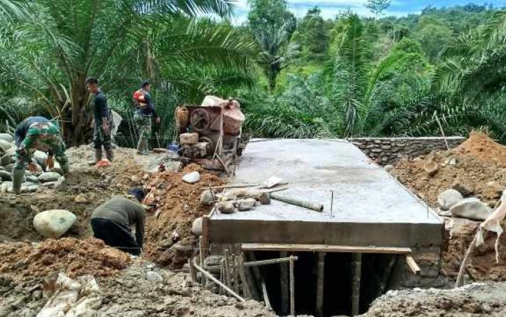 Pengecoran plat duiker penghubung jalan desa  