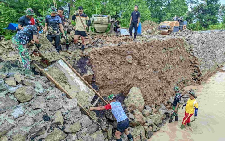 Proses tahapan pembuatan dinding embung Desa Barua. Satgas dan masyarakat meningkatkan kekompakan dalam bingkai kemanunggalan.
