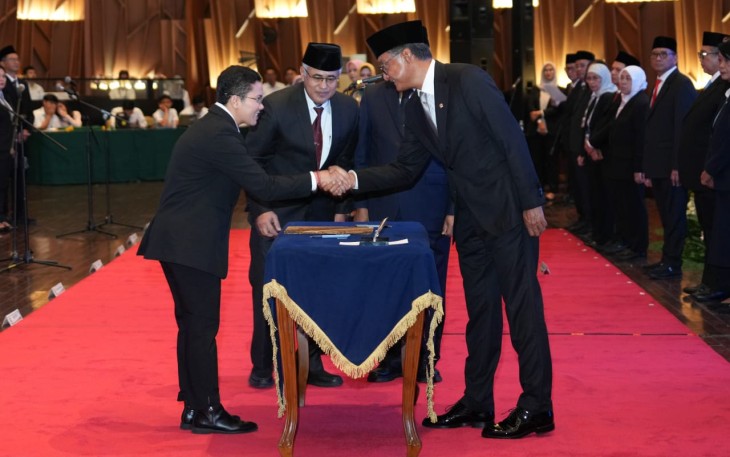 Menteri Dody saat memberikan ucapan selamat pejabat baru usai dilantik, Senin (26/5)