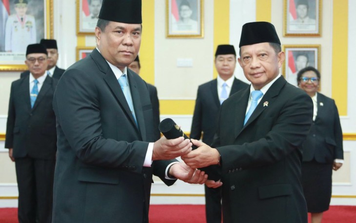 Mendagri Tito Karnavian usai melantik rektor IPDN Halilul Khairi di Jakarta, Senin (26/5)