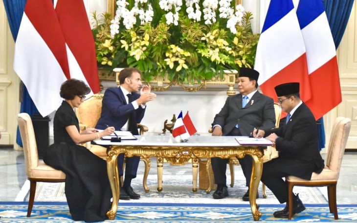 Menekraf Teuku Riefky tanda tangani kerja sama bilateral ekonomi kreatif di hadapan Prabowo-Macron, Istana Merdeka, Jakarta, Rabu (28/5/2025).