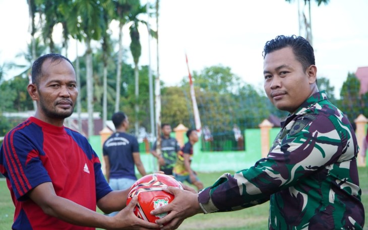 Pemberian peralatan olahraga untuk masyarakat dilokasi TMMD ke 124 Kodim Palopo