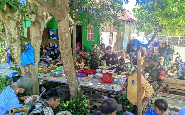 Insoma Satgas TMMD Kodim Bantaeng bersama warga desa Barua