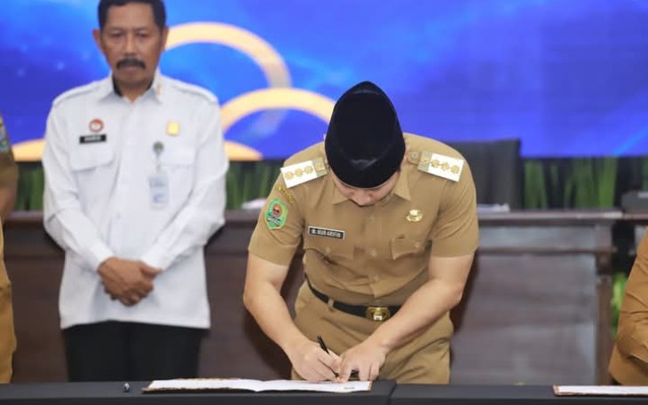 Bupati Trenggalek, Mochamad Nur Arifin, saat menandatangani harmonisasi secara serentak Rancangan Peraturan Kepala Daerah (Raperkada)