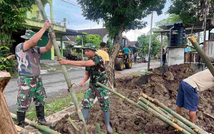 Karya bakti bersihkan lingkungan 