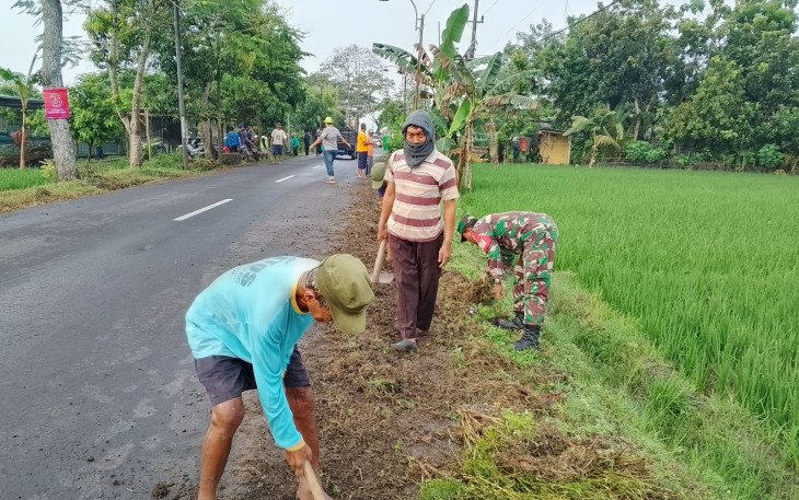 Babinsa Desa Sumbergandu Ikut Kerja Bakti Bersama Masyarakat 