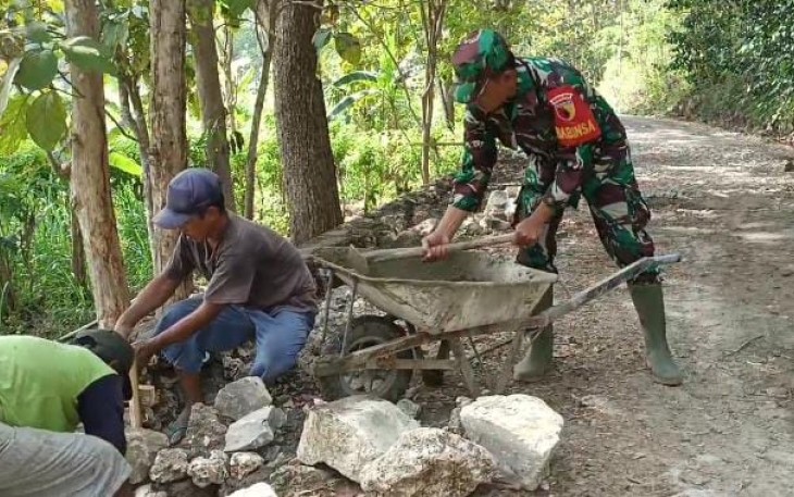 Kepedulian Babinsa Donorojo Bersama Warga Binaan Lakukan Perbaikan Jalan Desa