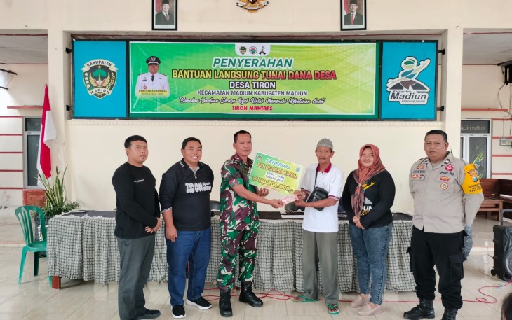 Babinsa Desa Tiron Dampingi Penyaluran BLT Kepada KPM