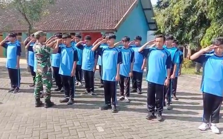 Babinsa Koramil Bringin Berikan Pelatihan PBB