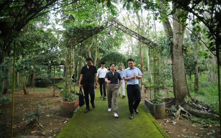 Bupati Trenggalek, Mochamad Nur Arifin, saat bersama perusahaan dari Korea Selatan Green Blue Corporation, Kim Jung UK, di Hutan Kota, Senin (16/6/2025)