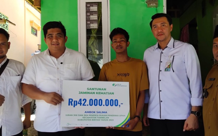 Bupati Bintan Roby Berkunjung ke Rumah Ahli Waris Penerima Manfaat BPJS TK Di Warga Desa Kampung Hilir